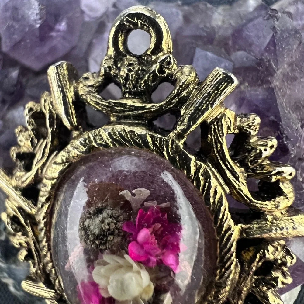 Vtg‎ Dried Flower Pendant Handmade Signed Lucite Dome Gold Tone Victorian Gothic